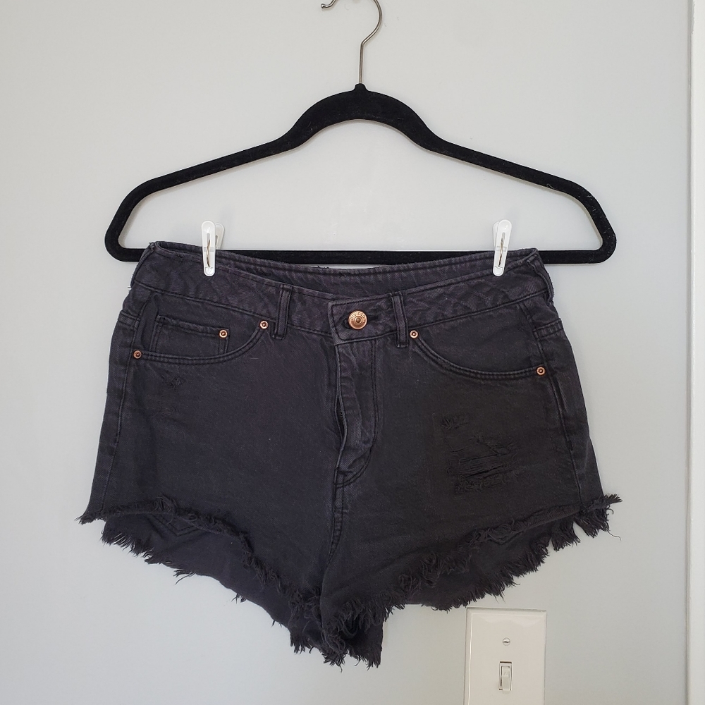 H&M HIGH WAISTED BLACK SHORTS